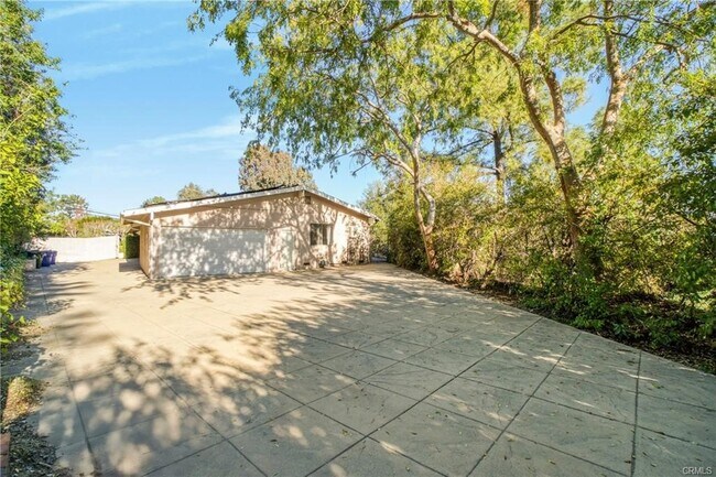 Building Photo - 16922 Oak View Dr