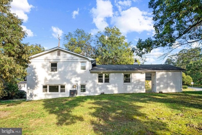 Building Photo - 9109 Pinehurst Dr