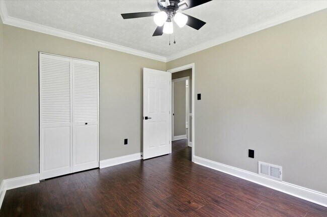 Building Photo - 643 University Dr