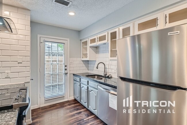 Building Photo - 202 Colony Dr