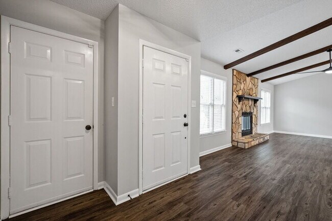 Building Photo - 1028 SE Kinsey Dr