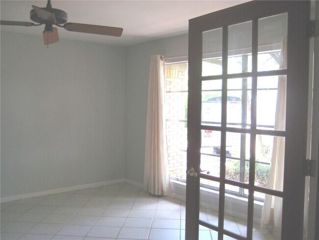Building Photo - 2007 Oakglen Dr