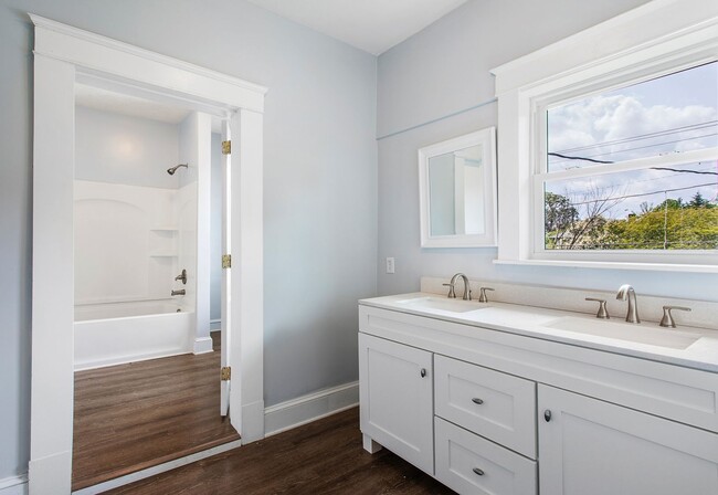 Building Photo - Stylish and Spacious: Renovated 5-Bedroom ...