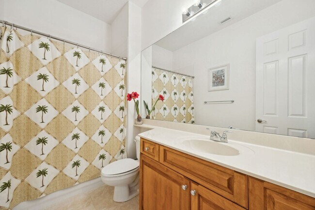 Building Photo - WALK TO THE BEACH!