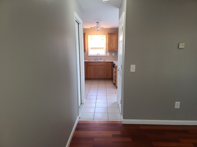 Building Photo - 3 Bedroom 2 1/2 bath end unit Townhome for...