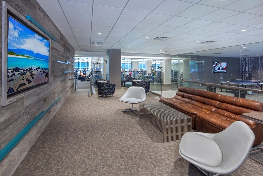 Building Photo - 323 E Ontario St