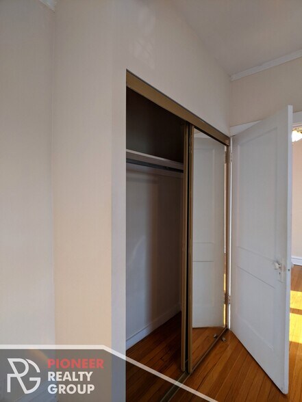 Building Photo - 953 W Cornelia Ave