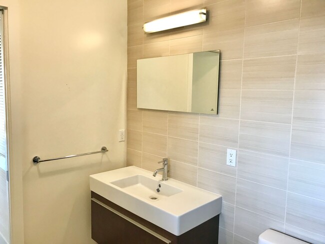 Building Photo - HIP 1BR/1BA Mission MODERN!  Laundry in Un...