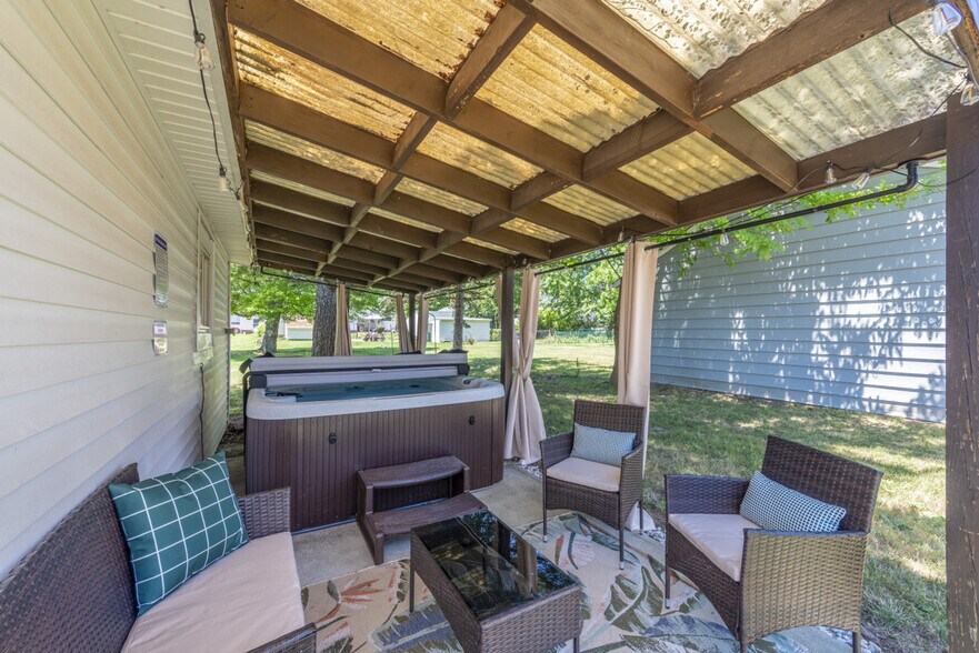 Building Photo - 6536 Lawnwood Ave