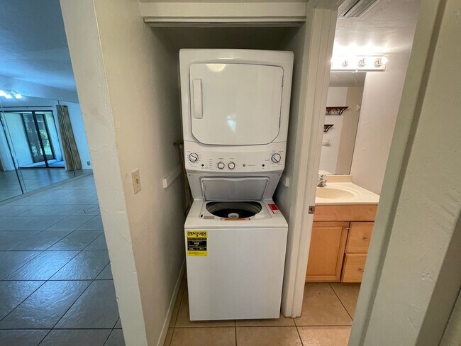 Building Photo - ANNUAL RENTAL - 2 BED / 2 BATH IN PINE HAVEN!