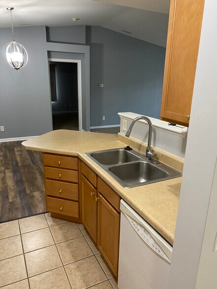 Building Photo - 9816 Wildwood Cir