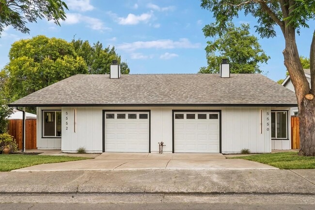 Building Photo - 5550 E Knoll Dr