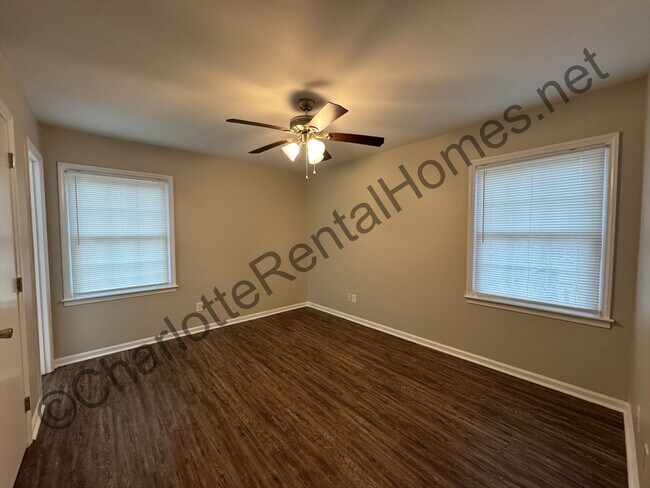 Building Photo - Nice split level home in Charlotte!