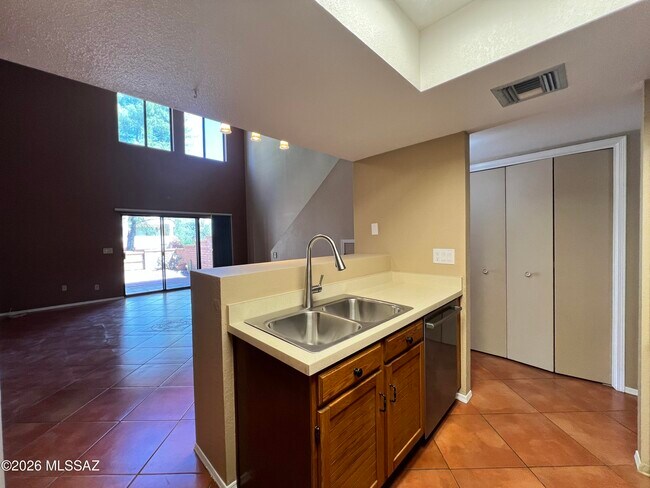 Building Photo - 10117 E Arizmo St