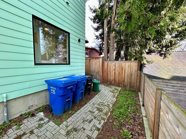 Building Photo - Spacious Ballard Townhome- 2 Bedrooms with Parking