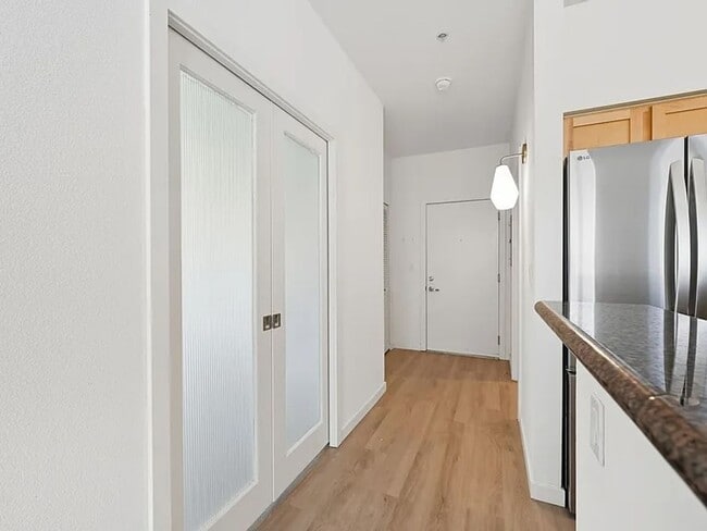 Building Photo - Modern Top-Floor Condo with Stunning Seattle Views