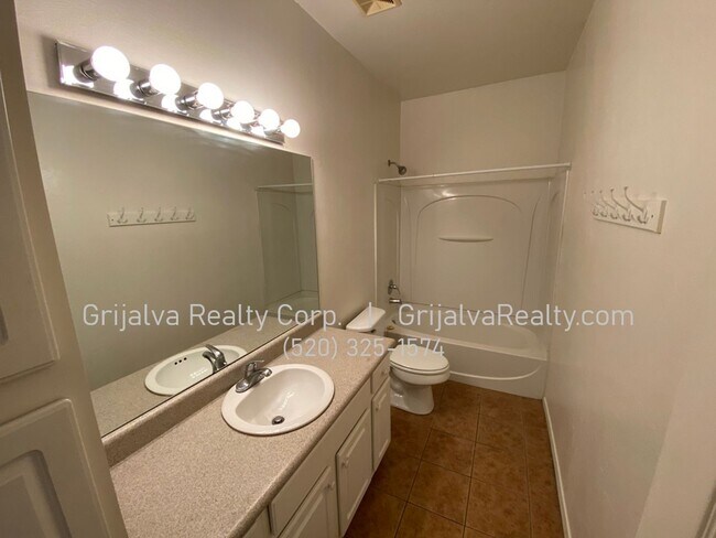 Building Photo - 1410 E Lee St