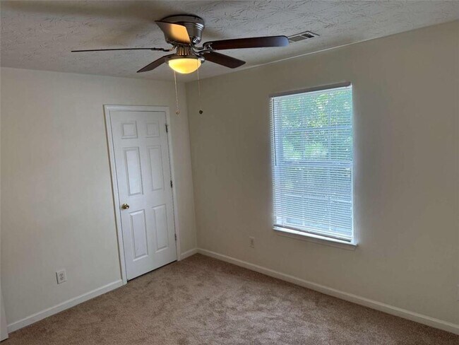 Building Photo - 356 Springbottom Dr SE