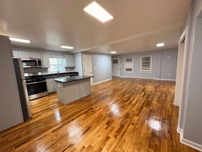 Building Photo - Beautiful, Newly Renovated 4 Bedroom 2 1/2...