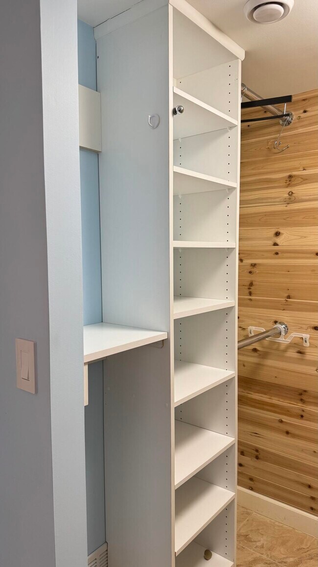 Building Photo - 2841 Somerset Dr