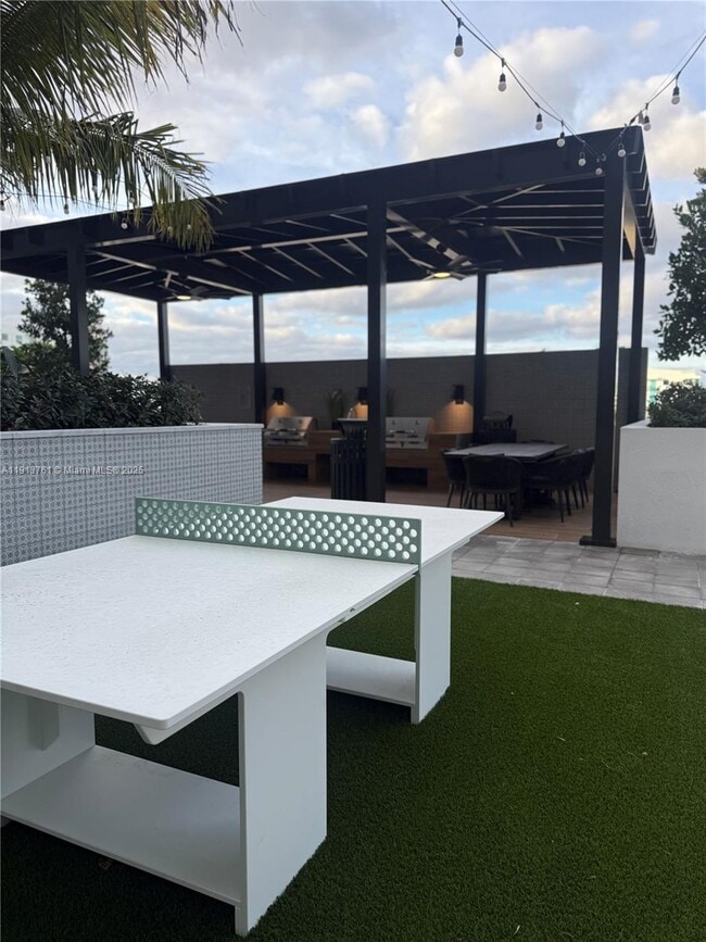 Building Photo - 2001 Van Buren St