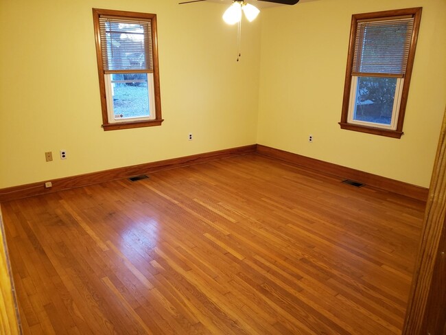 Building Photo - 3138 Monroe Ave