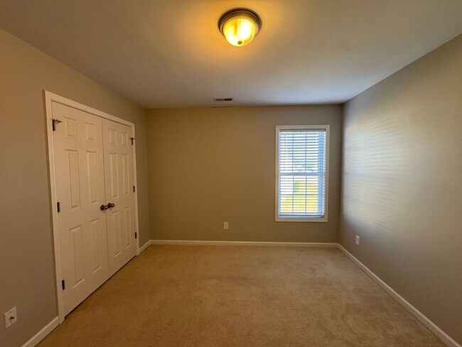 Building Photo - Spacious 3 Bed 2.5 Bath Home with Fenced Yard