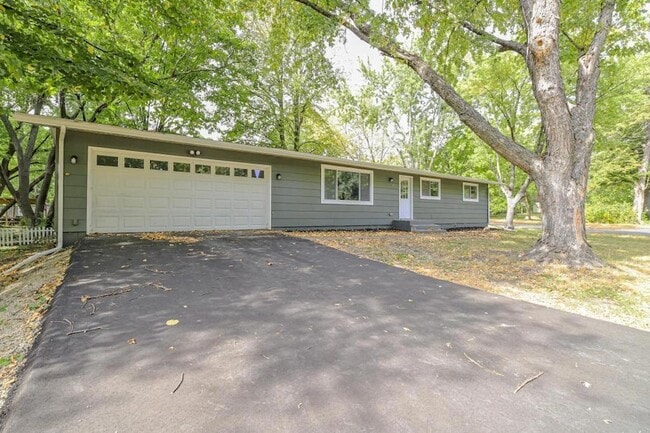 Building Photo - 835 Niagara Ln N