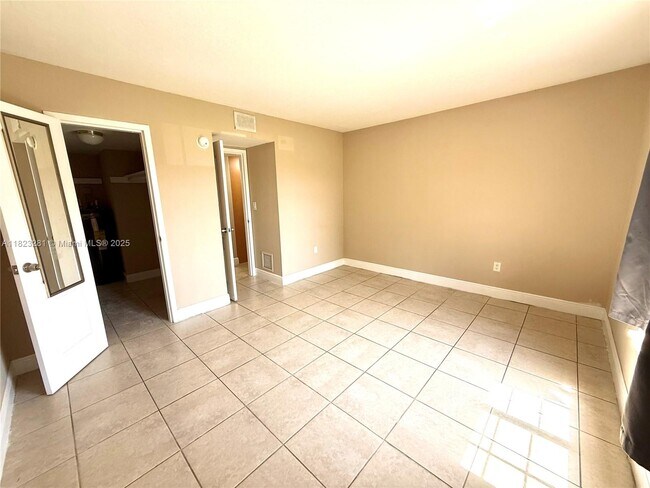 Building Photo - 5112 NW 79th Ave