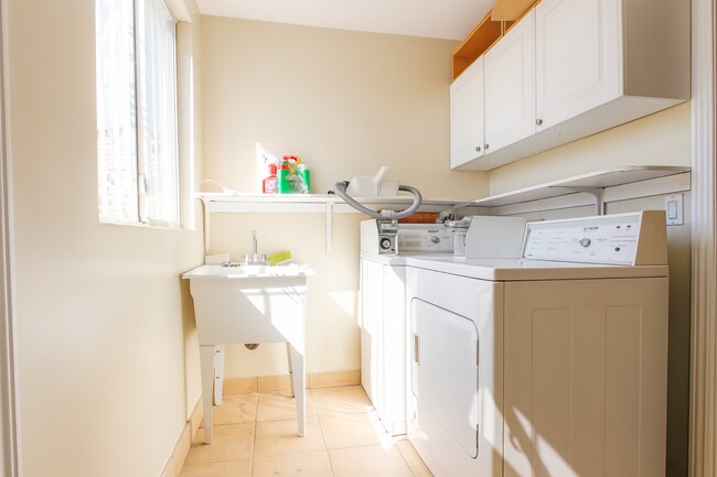 Building Photo - 3109 S Catalina St