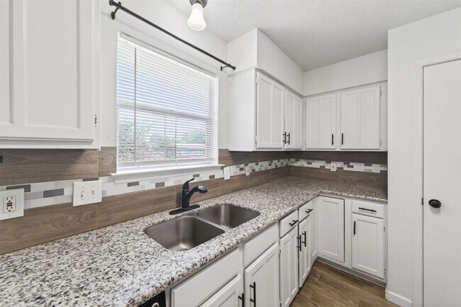 Building Photo - 17002 Dew Drop Ln