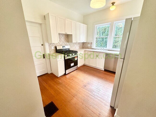 Building Photo - 4727 NE 10th Ave