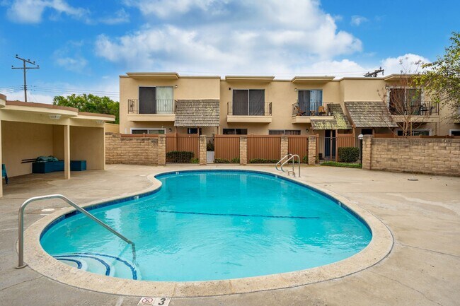 Building Photo - Bryn Mawr 3+2 condo with community pool!