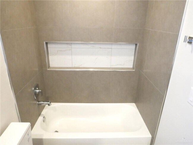 Building Photo - 23 Iris Ave