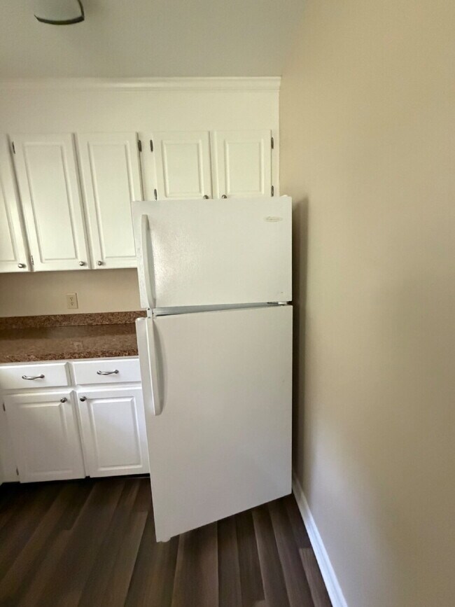 Building Photo - Immaculate 2 BR | 1 BA Apartment in Goldsboro *Water/Trash/Lawn Care Included!* Scott Hills Apts