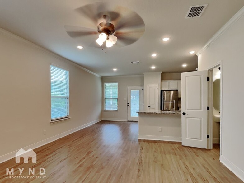 Building Photo - 2230 Sandlewood Cv