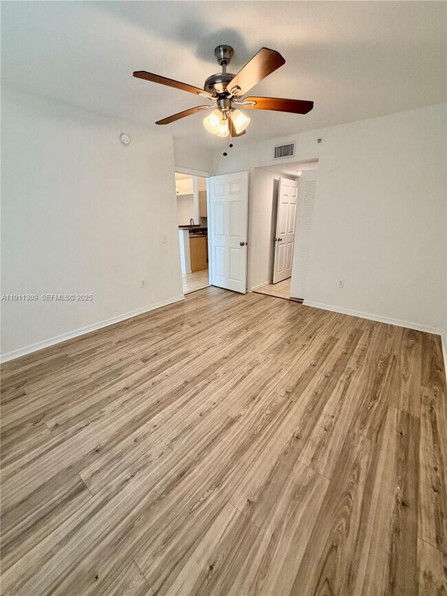 Building Photo - 1122 Villa Cir