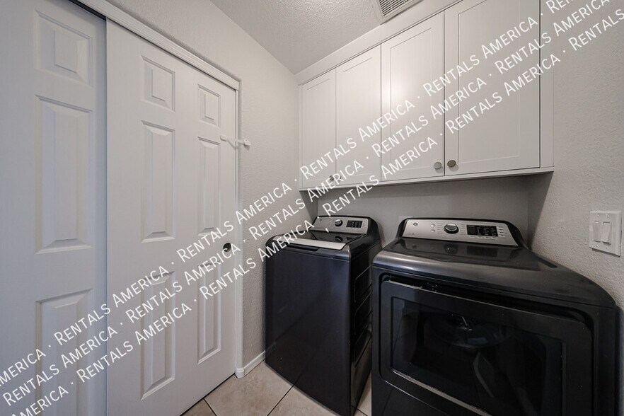 Building Photo - 854 W Straford Ave