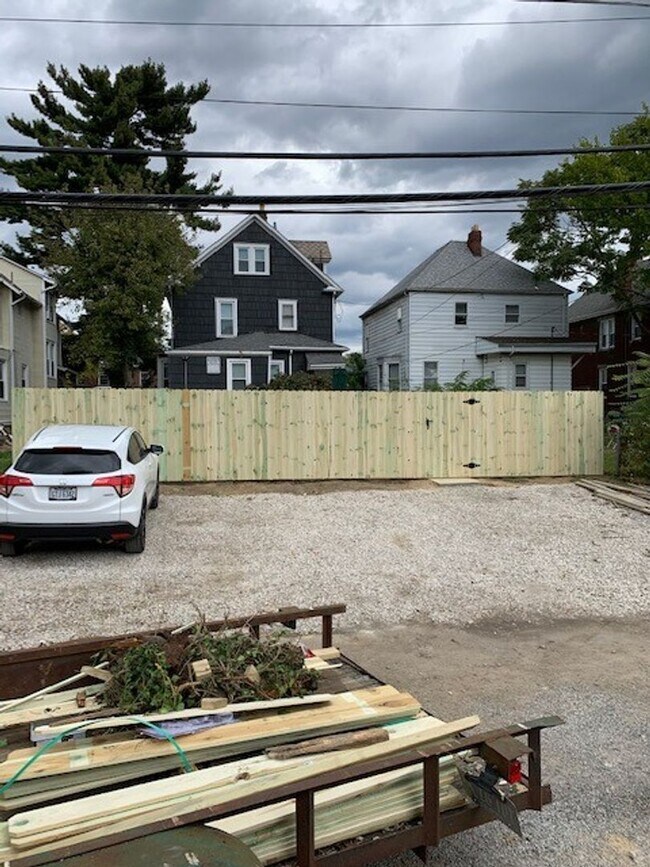 Building Photo - 335 E 19th Ave