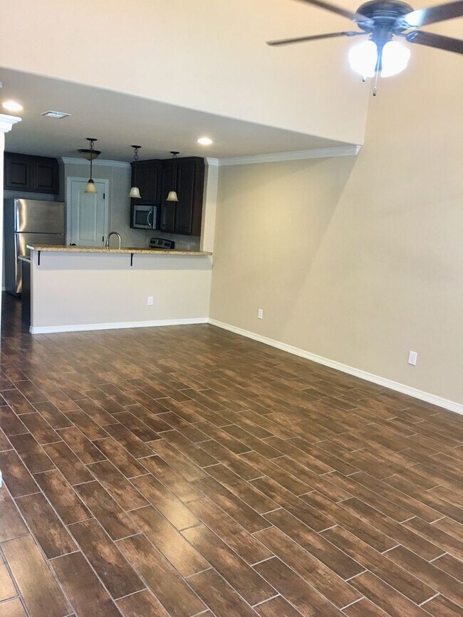 Building Photo - 817 Dominik Dr