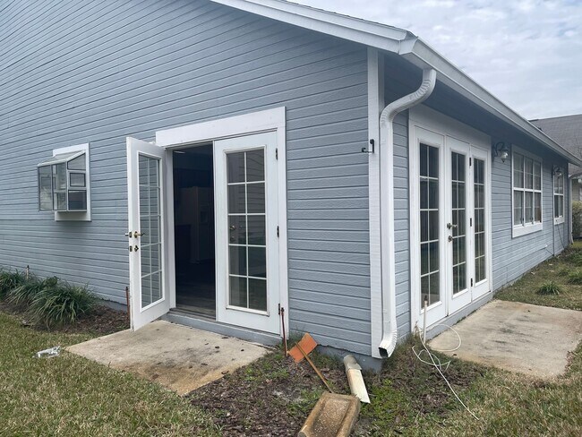 Building Photo - Great Location and No Lawn Work!