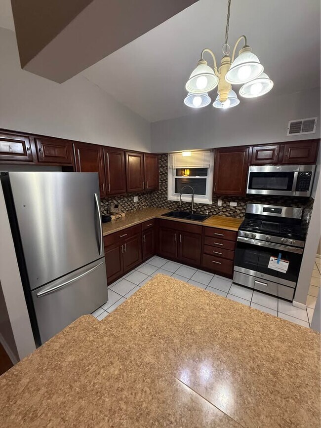 Building Photo - 1335 Gifford Ct