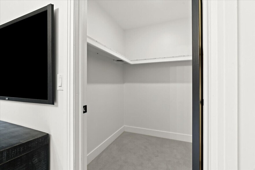 Building Photo - 40526 Woodside Dr