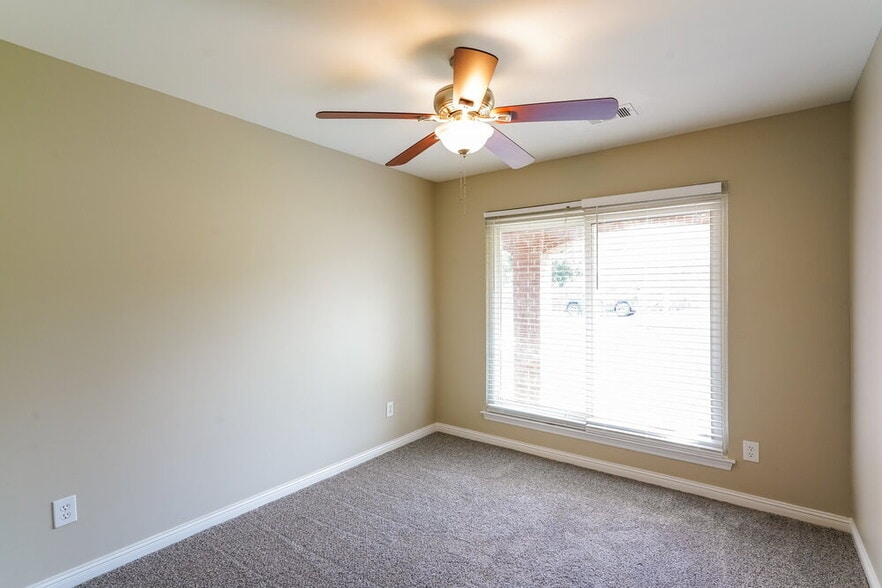 Building Photo - 5033 Singing Hills Dr