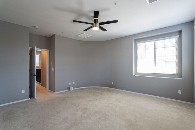 Building Photo - Move In Ready! Three Bedrooms - Beautiful ...