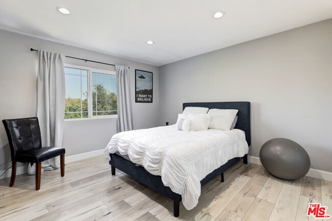 Building Photo - 628 Royalview St