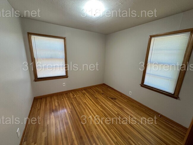 Building Photo - $925 - 2 bed 1 bath - Single Family Home