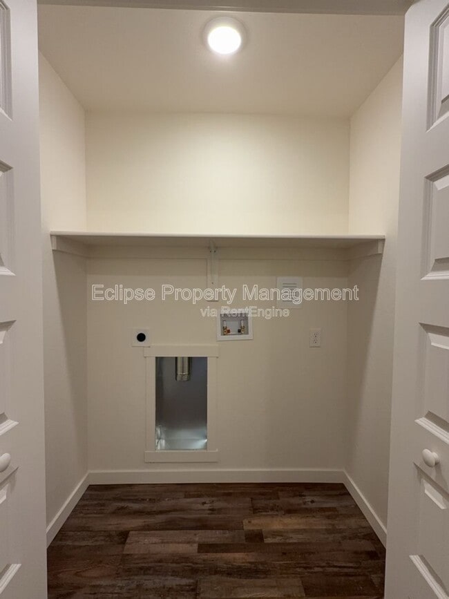 Building Photo - 250 Sasha St