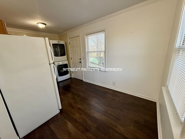 Building Photo - Charming 1 Bedroom Duplex