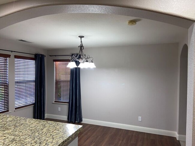 Building Photo - Somersett Reno Home - Walking Trails and t...